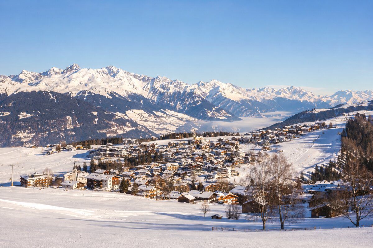 Illustratives sonniges Winterpanorama von Serfaus, Fiss und Ladis auf einem Tiroler Hochplateau